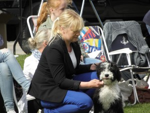 Anneli Karlsson från la-Sirinitas kennel i Smedjebacken med en av sina fina hundar.